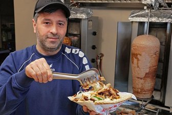 Hohenstein-Ernstthal: Döner gibt es jetzt 200 Meter weiter - Seit 20 Jahren betreibt Telat Yasar seinen Imbiss "Sultan Döner" in Hohenstein-Ernstthal. Jetzt musste er holterdiepolter umziehen.