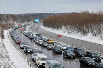 Hohenstein-Ernstthal: Drei Verletzte bei Unfall mit Kettenreaktion - Infolge der drei aufeinanderfolgenden Unfälle auf der A 4 bildeten sich am Sonntagnachmittag lange Staus