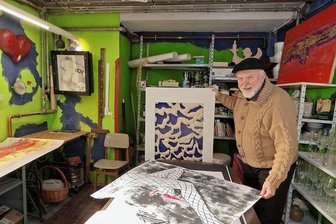 Hohenstein-Ernstthal: Ein Keller voller Kunst und Trödel - Peter Uhlmann in einem der Kellerräume, die er als Trödelmarkt und Atelier zugleich nutzt. Seine Motive sind oft erotisch, bekannt wurde er zuletzt mit dem Kalaschnikow-Motiv (rechts oben).