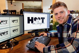 Ron Richter, Inhaber der Firma B2BA, mit dem neuen Logo für Hohenstein-Ernstthal.