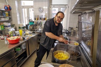 Hohenstein-Ernstthal: Entenkeule und Schnitzel aus der Löffelstube - Als Küchenchef der Löffelstube hat Andre Vogel in dieser Woche noch mächtig zu tun: Am Freitag werden gleich drei Gerichte vorgekocht, damit die Nutzer gut über die Weihnachtsfeiertage kommen.
