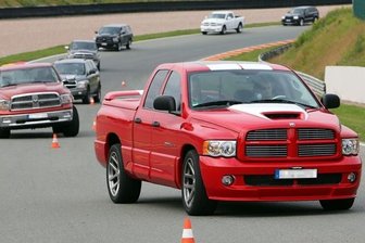 Hohenstein-Ernstthal: Fans amerikanischer Geländewagen pilgerten zum Sachsenring - Tonnenschwere Eleganz auf vier Rädern: Die Dodge-Freunde fuhren auf dem Sachsenring und probierten sich auch im Slalom.