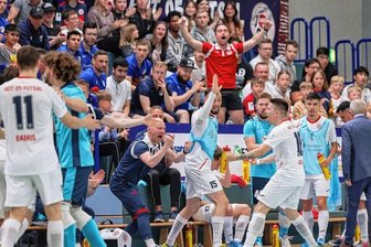 Hohenstein-Ernstthal feiert - Finale daheim perfekt - Diego Fogaca von HOT 05 (rechts beim Abklatschen) brachte mit seinem Doppelpack die Tribüne zum Jubeln. Auch der gesperrte Torjäger Kennedy Ribeiro (rotes Shirt) war begeistert.