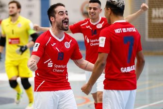 Hohenstein-Ernstthal feiert Futsal-Party - So schön kann Futsal sein: Kennedy Ribeiro (Nummer 19) von Hot 05 aus Hohenstein-Ernstthal freut sich mit Paulo Garibaldi über dessen Tor zum 3:0. 