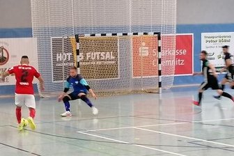 Hohenstein-Ernstthal feiert Premierensieg in der Bundesliga - Torschütze Claudio Sampaio (l.) am Ball.