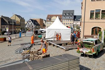 Hohenstein-Ernstthal: Festwoche startet mit Wein und Hotdogs - Die Aufbauarbeiten für den nächsten Trubel auf dem Altmarkt in Hohenstein-Ernstthal haben am Donnerstag begonnen. Am Samstag startet die „Festwoche 125 Jahre Vereinigung Hohenstein und Ernstthal“.