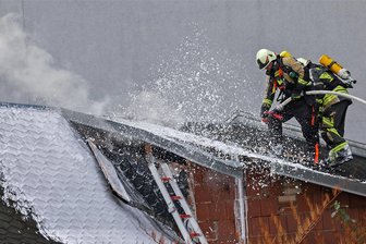Hohenstein-Ernstthal: Feuer am Textil- und Rennsportmuseum löst Großeinsatz aus - Nachdem die Kameraden das Feuer am Museum unter Kontrolle hatten, musste das Dach geöffnet werden.