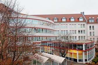 Hohenstein-Ernstthal: Firma Procurax lässt Papierberge verschwinden - Sitz der Firma procurax ist das Sparkassengebäude in der Stadtmitte von Hohenstein-Ernstthal. Bis 2019 war hier das Finanzamt ansässig.