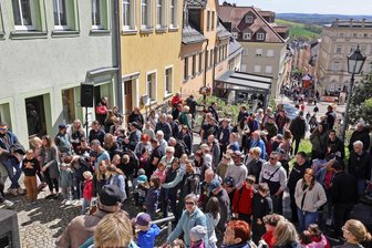 Hohenstein-Ernstthal: Frühlingsfest lockt Besuchermassen in die Innenstadt - Gespannt warten die Familien auf die Eröffnung des Stadtgartens für die traditionelle Schatzsuche.