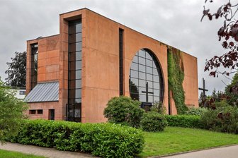 Hohenstein-Ernstthal: „Gebetsreaktor“ feiert 25. Kirchweihjubiläum - Mit ihrer Kombination aus Beton und Glas zeigt sich die Katholische Kirche St. Pius X. in Hohenstein-Ernstthal sehr modern. Vor 25 Jahren wurde sie eingeweiht.