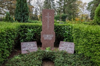 Hohenstein-Ernstthal: Gedenken am Ehrengrabmal von Friedrich Hermann Ende - Die Stele mit der Aufschrift „Das Gute bleibt“ erinnert an den Textilunternehmer Friedrich Hermann Ende.