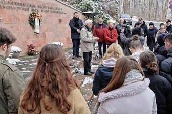 Hohenstein-Ernstthal: Gedenken an Holocaustopfer - Oberbürgermeister Lars Kluge und Stadtchronist Wolfgang Hallmann (Bildmitte) gehörten zu etwa 40 Personen, die am Freitag in Hohenstein-Ernstthal der Opfer des Nationalsozialismus gedacht haben.