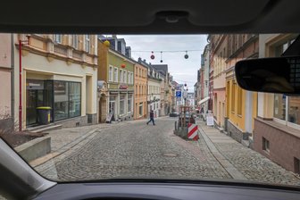 Hohenstein-Ernstthal: Geparktes Auto beschädigt - Auf der Weinkellerstraße ist ein Mercedes beschädigt worden.