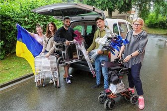 Hohenstein-Ernstthal: Helfer suchen Schmerzmittel, Verbandskästen und Rollstühle für Ukraine - Ehrenamtliche sind mit dem Auto aus der Ukraine gekommen, um  in Hohenstein-Ernstthal die gesammelten Hilfsgüter für Soldaten abzuholen. Auch den Menschen, die durch die Zerstörung des Kachowka-Staudamms in Not geraten sind, soll geholfen werden.