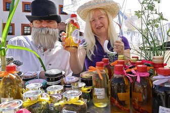 Hohenstein-Ernstthal: Herbstfest mit Kürbissuppe und Zwiebelkuchen - Mit Produkten der Kräutergruppe locken Harald Koch und Ines Schlösser zum Herbstfest.
