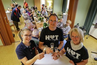 Hohenstein-Ernstthal: Herbstfest und offene Türen im Betreuten Wohnen auf der Conrad-Clauß-Straße 14 - Von links: Objektbetreuerin Annlena Kuhn von der WG HOT mit Mario und Bianka Schädlich vom Pflegedienst.