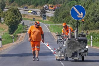 Hohenstein-Ernstthal: Hickhack um Freigabe der Bundesstraße 180 - Mit Markierungsarbeiten sind die Straßenbauarbeiten der B 180 abgeschlossen worden.