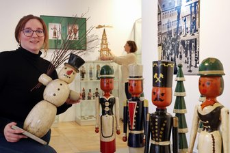 Hohenstein-Ernstthal: Historische Pyramidenfiguren in der Weihnachtsausstellung - Jette Luckhardt mit historischen Pyramidenfiguren in der Weihnachtsausstellung.