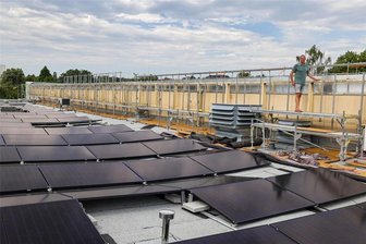 Hohenstein-Ernstthal: HOT-Badeland bleibt länger geschlossen - Die ursprünglich geplanten Fotovoltaik-Module wurden bereits auf dem Dach des HOT-Badelandes montiert. Badbetreiber Thomas Sprunk steht sich auf dem Gerüst, an welchem zusätzliche Module angebracht werden sollen.
