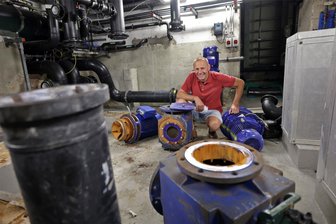 Hohenstein-Ernstthal: HOT-Badeland bleibt wegen Sanierung ein halbes Jahr geschlossen - Badbetreiber Thomas Sprunk hat derzeit auch ohne Badegäste alle Hände voll zu tun: Innerhalb des zweiten Bauabschnitts der energetischen Sanierung wird viel Technik erneuert. Die Umwälzpumpen für das Wasser wurden bereits ausgebaut.