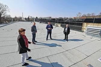 Hohenstein-Ernstthal: Hot-Badeland soll neue Solaranlage bekommen - Das Dach des HOT-Badelandes nach der Sanierung im Frühjahr dieses Jahres. Jetzt soll hier eine Solaranlage installiert werden.