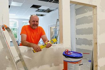 Hohenstein-Ernstthal: Hotdogsachse geht mit Geheimrezept für gesundes Fastfood an den Start - Im August startet Thomas Hamm als Hoddogsachse auf der Weinkellerstraße. Geboten wird dort kein übliches Fastfood. Brötchen, Wurst und Beilagen der Hotdogs werden direkt vor Ort nach eigenem Rezept hergestellt.