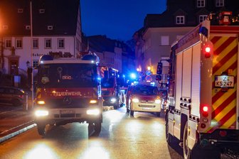 Hohenstein-Ernstthal: Hotelgäste werden von der Feuerwehr geweckt - Großaufgebot der Feuerwehr am Altmarkt: Im Hotel Drei Schwanen war Alarm ausgelöst worden.