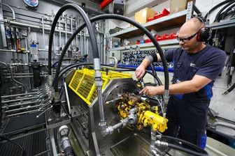 Hohenstein-Ernstthal: Hydraulik-Firma spürt Hoffnung auf den Bahn-Boom - Mitarbeiter Maik Fiebig im Prüfstand bei FPE Hydraulik: Bei der Arbeit des Unternehmens ist „viel Handwerk dabei“, sagt der Geschäftsführer.