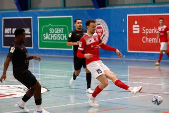 Hohenstein-Ernstthal im Finale der Futsal-Bundesliga: Siegen oder fliegen am Samstag im Heimspiel gegen den TSV Weilimdorf - Christopher Wittig (beim Schuss) hofft für das Spiel am Samstag gegen Weilimdorf auch etwas auf den Futsalgott.