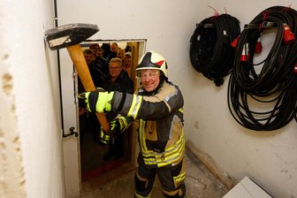 Hohenstein-Ernstthal: Im Hüttengrund rückt man „DDR-Flair“ mit dem Vorschlaghammer zu Leibe - Mit symbolischem Hammerschlag startet Außenstellenleiter Steve Heinzig das Bauprojekt.
