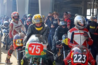 Hohenstein-Ernstthal: Impressionen von der ADAC Sachsenring Classic - Nach der letzten erfolgreichen ADAC Sachsenring Classic 2022 sind die historischen Zwei- und Vierräder am Wochenende auf den Sachsenring zurückgekehrt – hier geht die Klasse United Classic Racing Motul auf die Strecke.