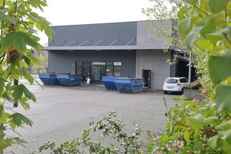 Hohenstein Ernstthal: In einstigen Edeka zieht wieder Leben ein - Die Container am ehemaligen Edeka sind Vorboten dafür, dass bald wieder ein Geschäft öffnet.