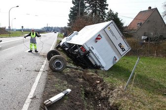 Hohenstein-Ernstthal: In Graben gerutscht - Hinterachse verloren - Unfall bei Hohenstein-Ernstthal - Hinterachse verloren
