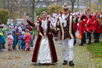 Hohenstein-Ernstthal: Jecken des Ro-We-He starten in Jubiläumssaison - Das Prinzenpaar Constance III. und Jens IV. war zum Faschingsauftakt am Montag nicht erst zur traditionellen Schlüsselübergabe gefragt. Los ging es bereits drei Stunden vorher, mit dem Besuch der Kindereinrichtungen der Stadt.