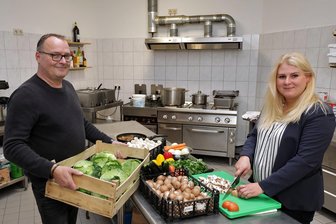 Hohenstein-Ernstthal: Junge Wirtin übernimmt Bistro in der Stadtpassage - Heiko und Sandra Möbius in der nagelneuen Küche des Bistros „Strammer Max“: Die Betreiber der „Rast am Ring“ haben das Bistro vor kurzem zusätzlich übernommen. „Die Rast am Ring bleibt selbstverständlich“, betont die Chefin.