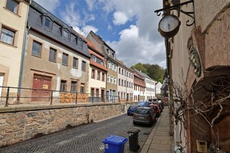 Hohenstein-Ernstthal: Karlstraße 7 steht im Rohbauzustand zum Verkauf - Das Haus Karlstraße 7 (links) gehört zu einem historischen Ensemble. Über die Gestaltung der im Moment noch tristen Fassade soll der künftige Eigentümer entscheiden.