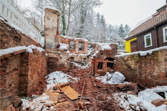 Hohenstein-Ernstthal: Karlstraße 7 wird vom Aschenputtel zur Superbraut - Die Bebauung hinter dem Haupthaus Karlstraße 7 in Hohenstein-Ernstthal ist inzwischen größtenteils abgerissen. Die Wände zu den Nachbargrundstücken und zum Pfaffenberg müssen gesichert werden.
