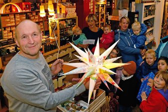 Hohenstein-Ernstthal: Kinderbilder zieren jetzt klassischen Weihnachtsschmuck - Geschäftsinhaber Frank Weigel hatte die Idee, dass Kita-Kinder Herrnhuter Sterne gestalten können.