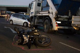 Hohenstein-Ernstthal: Kollision zwischen Honda, Laster und Motorrad -