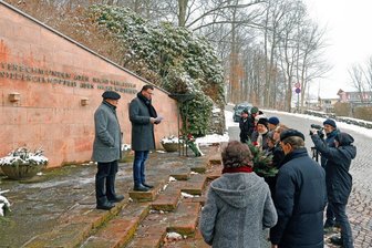 Hohenstein-Ernstthal: Kranzniederlegung 81 Jahre nach der Befreiung des Konzentrationslagers Auschwitz - 
