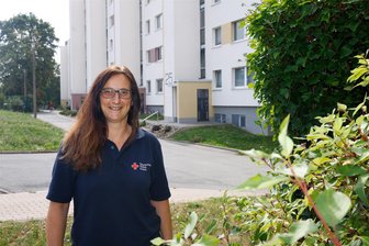 Hohenstein-Ernstthal: Kümmerin vom Plattenbau hilft in allen Lebenslagen – dank Lottogeld - Die neue Quartiersmanagerin Manuela Pilz an der Sonnenstraße. Am 30. August soll das Büro in der Nummer 25 mit einer Feier eingeweiht werden.