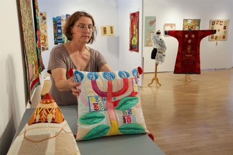Hohenstein-Ernstthal: Kultur und Küche aus Afghanistan - Museumsleiterin Marina Palm nutzt die Ausstellung „West-Östliche Inspiration in Textil“ für Begegnungen.