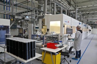 Hohenstein-Ernstthal: Kurzarbeit trifft Belegschaft von Meyer Burger hart - Am Standort von Meyer Burger in Hohenstein-Ernstthal werden Technologien entwickelt sowie Maschinen und Anlagen für die Produktion von Solarmodulen hergestellt. Rund 300 Menschen sind hier angestellt.