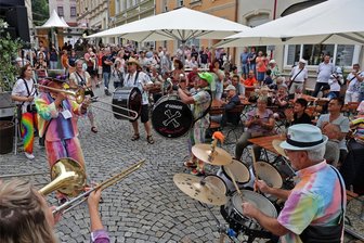 Hohenstein-Ernstthal: Misstöne wegen Fest-Konkurrenz - Die Weinkellerstraße war nicht wiederzuerkennen. Die Straße wurde zum Weinfest umgebaut. Die Westsachsen-Gugge aus Meerane sorgte für Stimmung.
