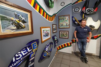Hohenstein-Ernstthal: Motorsport-Flair auf der Kundentoilette - Die Wand im Vorraum der behindertengerechten Kundentoilette von Edeka-Inhaber Christian Meisel ist als Rennstrecke mit Curbs und Kiesbett gestaltet.