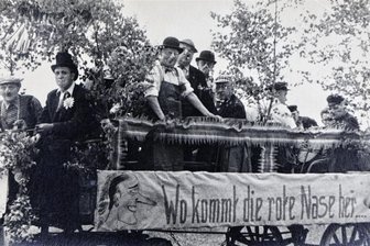 Hohenstein-Ernstthal: Mysteriöse Todesumstände und eine vergessene Leiche - Beim Umzug zum Heimatfest 1955 ist ein Mann mit dem Spitznamen „Opitz Quark“ von diesem Wagen der Gruppe "Rote Nasen" gestürzt und tödlich verunglückt.