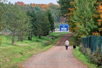 Hohenstein-Ernstthal: Nackt beim Pilze sammeln - Entblößer erschreckt 65-Jährige - Ein mutmaßlicher Exhibitionist ist einer Frau auf dem Wirtschaftsweg nahe dem Waldparkplatz an der Hohenstein-Ernstthaler Baumschule komplett nackt entgegengetreten. Strafanzeige wurde gestellt.