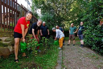 Hohenstein-Ernstthal: Naschgärtchen im Stadtgarten angelegt - Landtagskandidatin Eva Katharina Kühner (links), Vertreter der Projektgruppe „StadtDenkMal“ und von Bündnis 90/Die Grünen haben am Montag bei der Einweihung des Naschgartens zur Gießkanne gegriffen.
