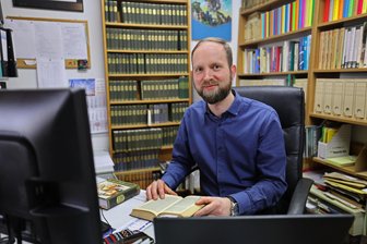 Hohenstein-Ernstthal: Neuer Leiter des Karl-May-Hauses ist kein Karl-May-Fan - Seit 2022 arbeitet Marian Bertz im Karl-May-Haus. Jetzt ist er der Leiter des Museums.