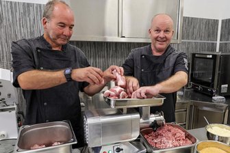Hohenstein-Ernstthal: Neues Rezept für den Hotdogsachsen - Den ersten Anlauf des Hotdogsachsen hatte Kai Hamm (links) gemeinsam mit seinem Bruder Thomas unternommen. Zur Eröffnung im August 2023 war geplant, dass man sich auf selbst gemachte, gesunde Hotdogs konzentriert. Mit dem Neustart wird das Angebot nun deutlich größer.